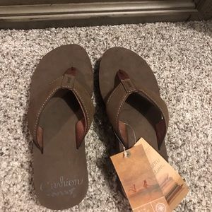 Reef sandals women’s size 6- BNWT!!